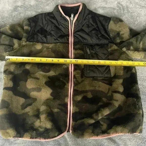 Rails Wesley Front Zip Faux Fur Jacket in Green Camp Black Size Large EUC - Picture 9 of 11